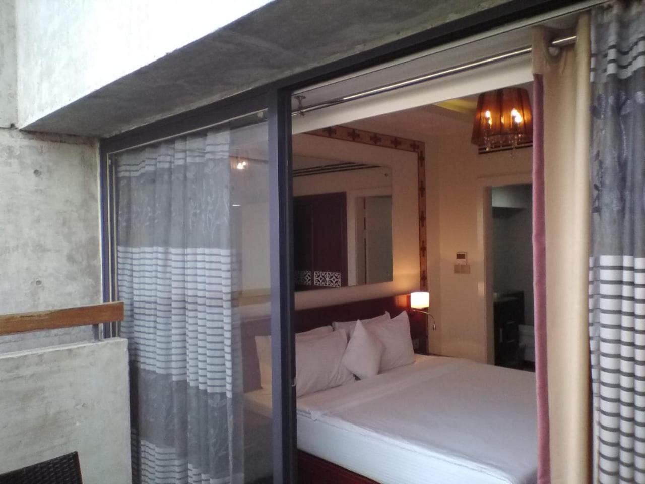 Coventina Lake Suites Dhaka Bagian luar foto
