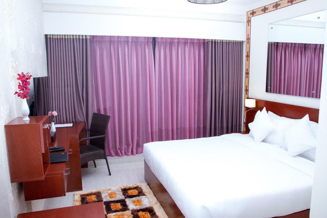 Coventina Lake Suites Dhaka Bagian luar foto