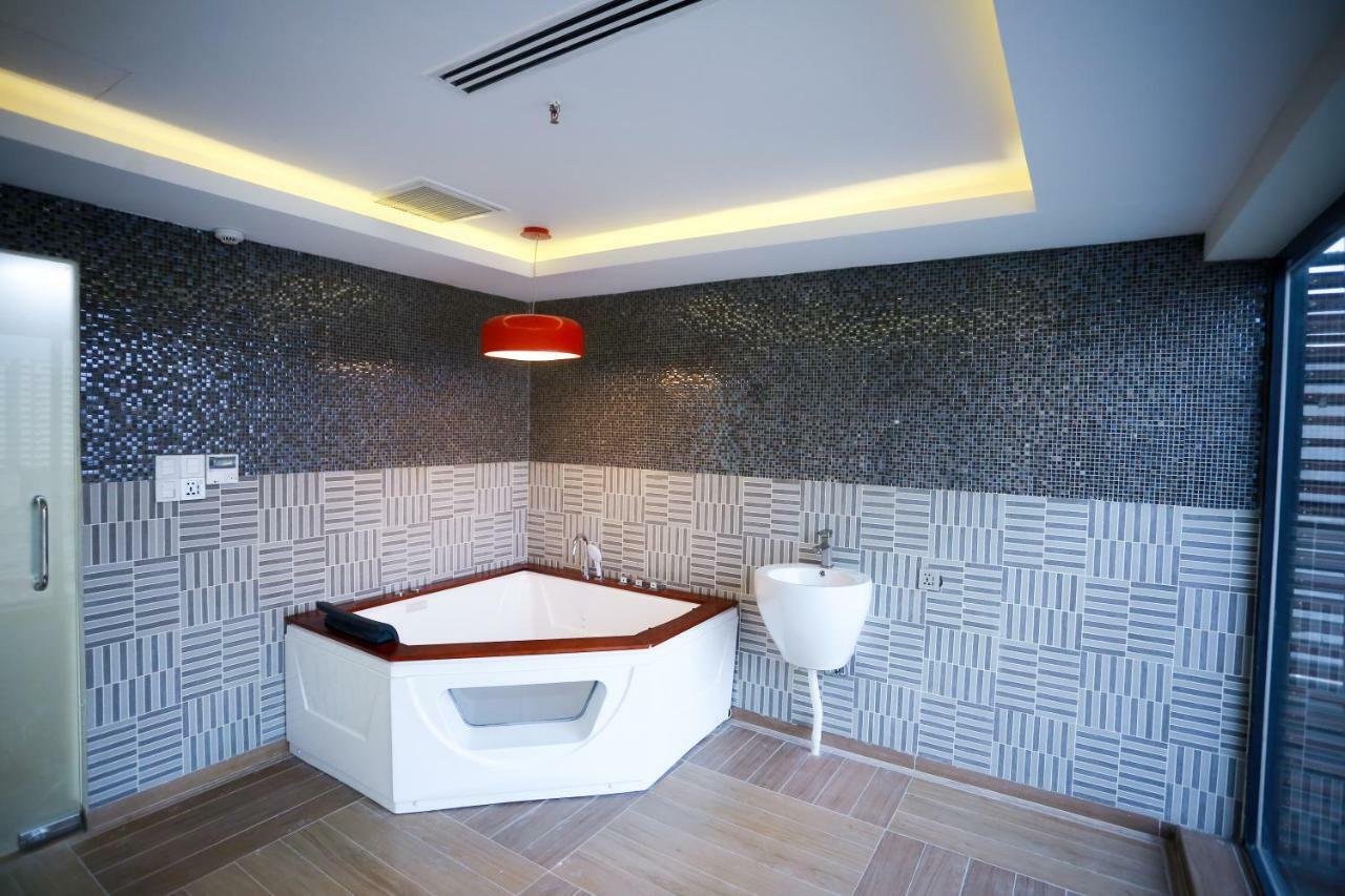 Coventina Lake Suites Dhaka Bagian luar foto
